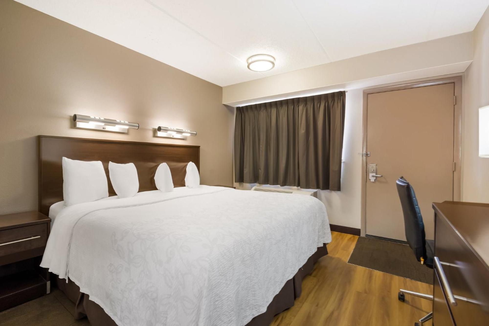 Red Roof Plus+ Airport