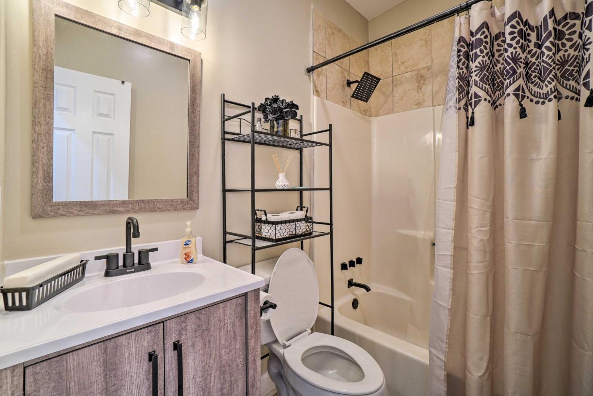 With Seasonal Pool Less Than 5 Mi To Dtwn! Holiday home