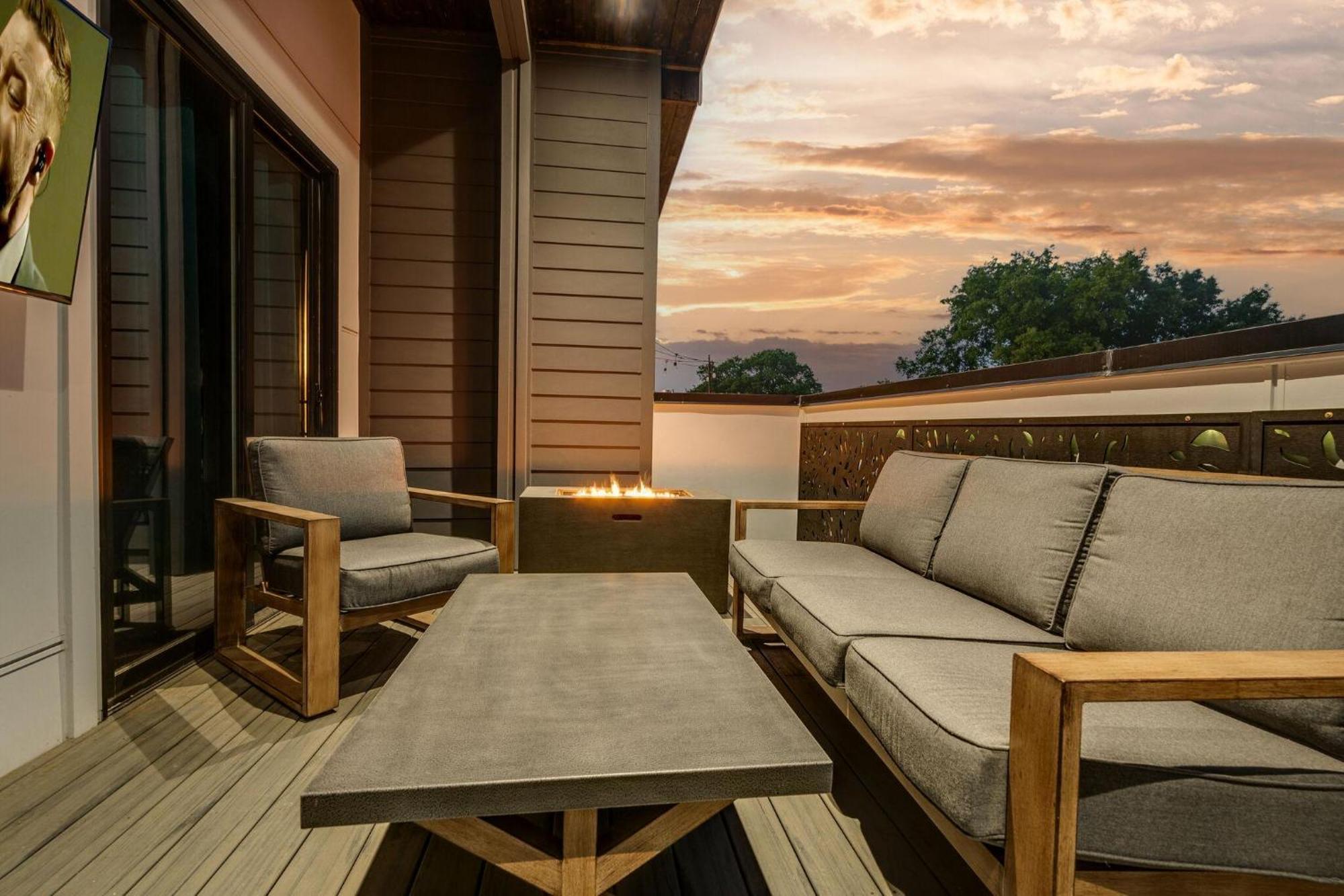 3 Designer Gulch Homes - Rooftop Hot Tub - Sleeps 36 Holiday home Nashville