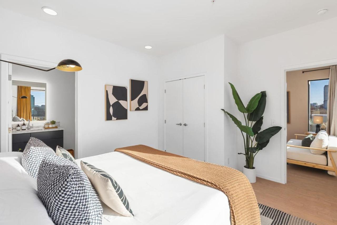 Apartment Penthouse On River With Garage And Patio, Walk Downtown *