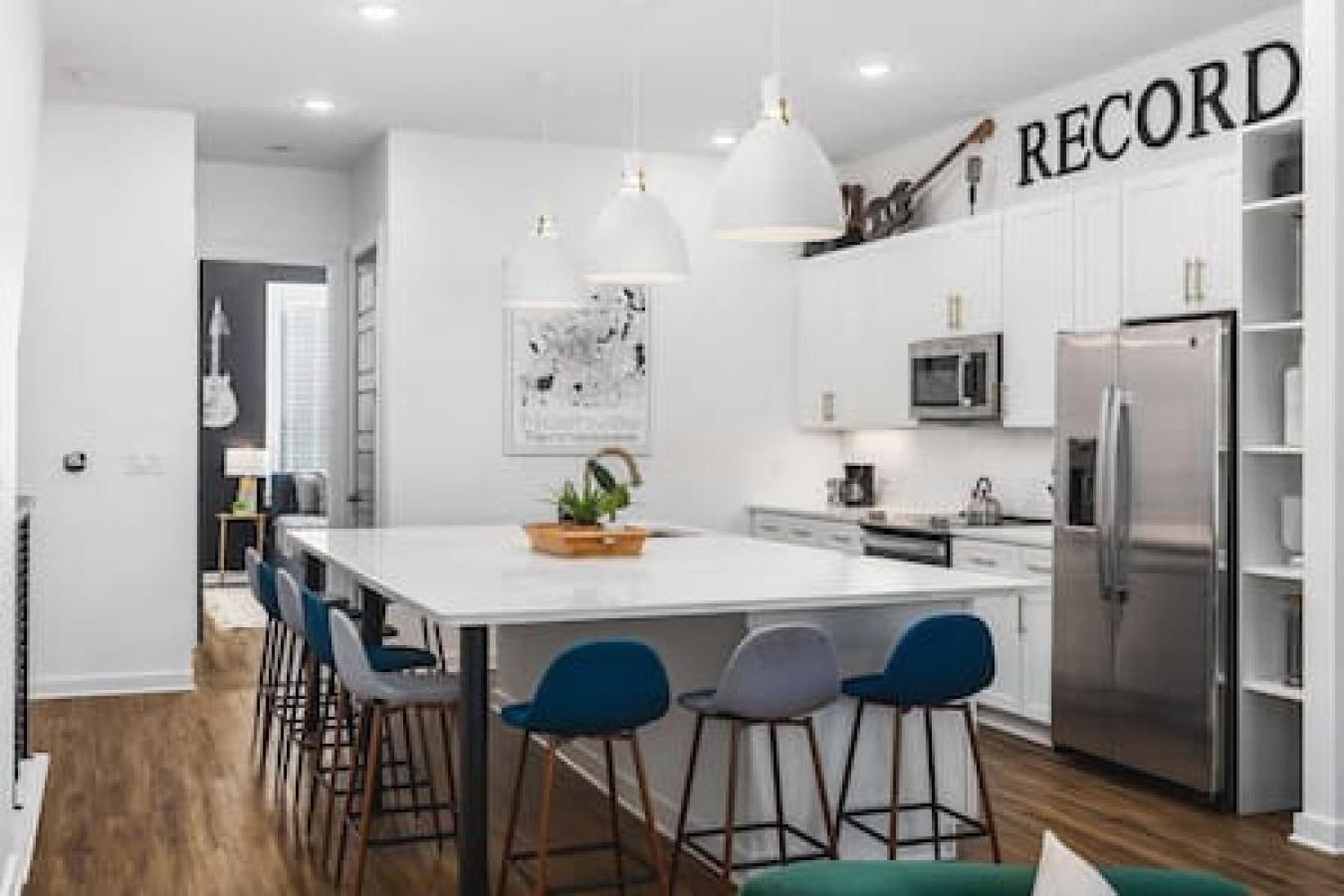 Large Patio, Rooftop Deck And Garage, 3 Miles To Broadway *