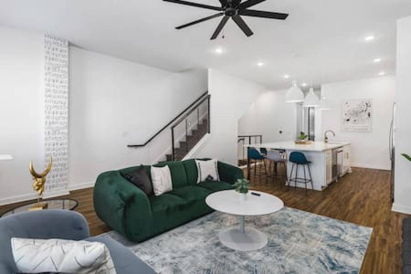 Holiday home Large Patio, Rooftop Deck And Garage, 3 Miles To Broadway *