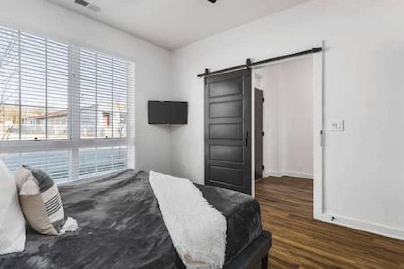 Large Patio, Rooftop Deck And Garage, 3 Miles To Broadway *