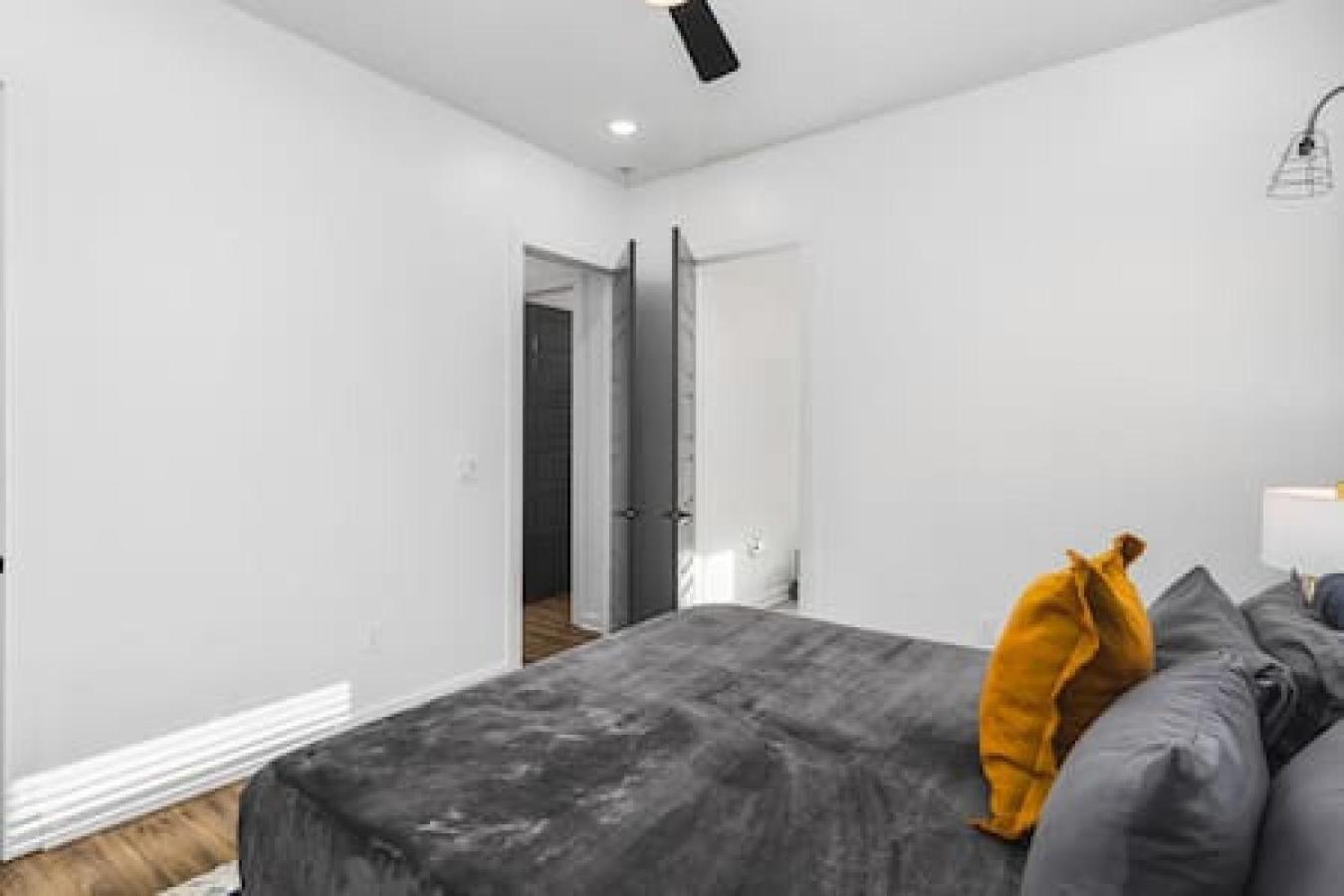 Holiday home Large Patio, Rooftop Deck And Garage, 3 Miles To Broadway