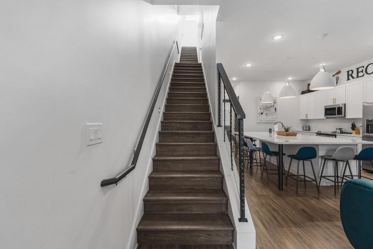 Holiday home Large Patio, Rooftop Deck And Garage, 3 Miles To Broadway