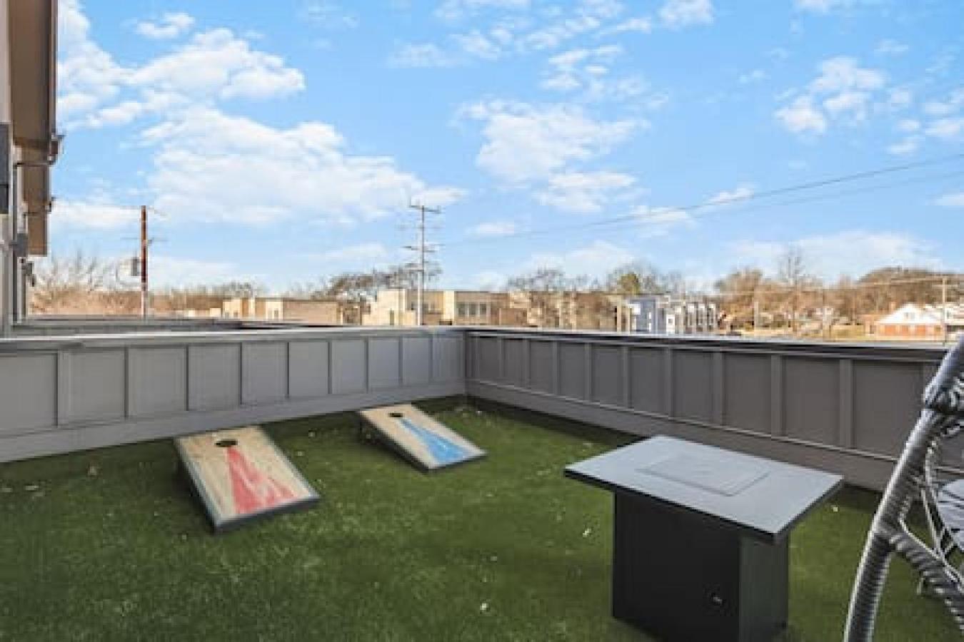 Large Patio, Rooftop Deck And Garage, 3 Miles To Broadway