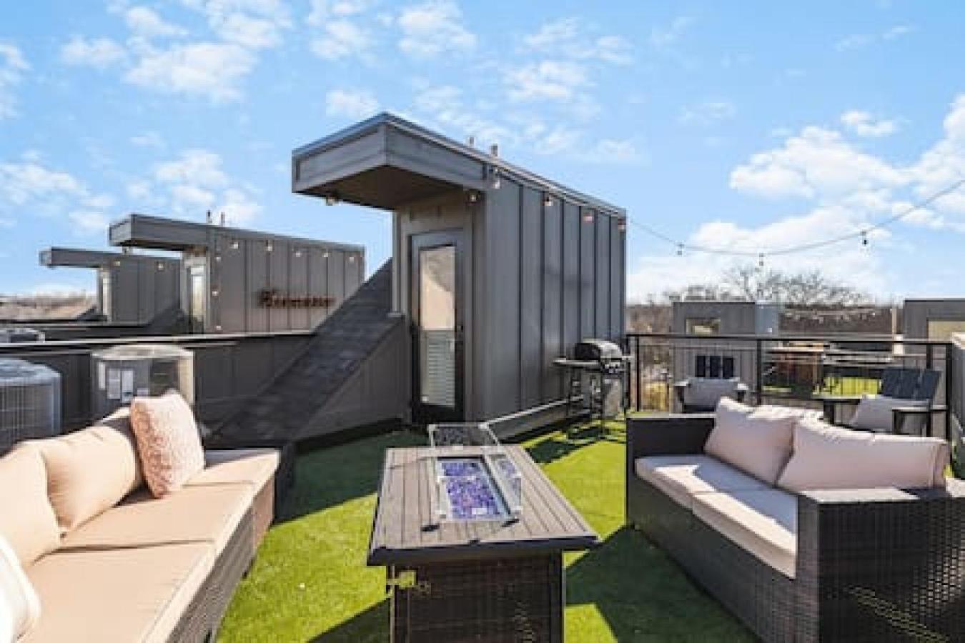 Large Patio, Rooftop Deck And Garage, 3 Miles To Broadway Holiday home *