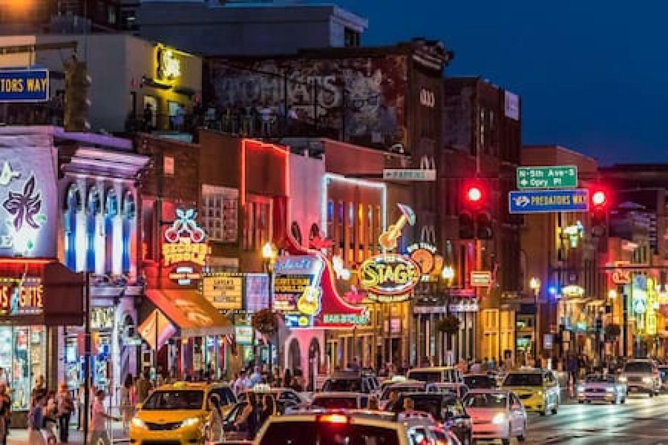 Holiday home Large Patio, Rooftop Deck And Garage, 3 Miles To Broadway *