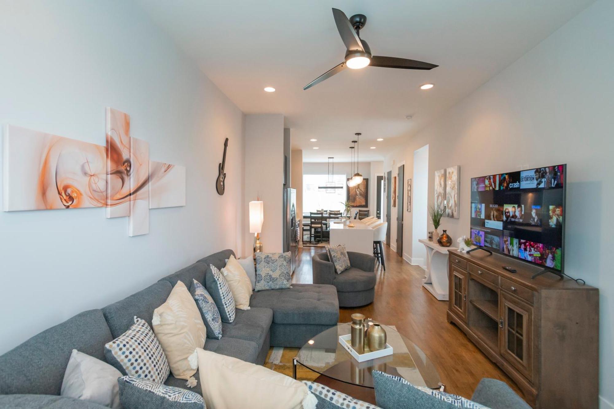 Luxury Townhome Skyline Views Mins To Dt Holiday home Nashville