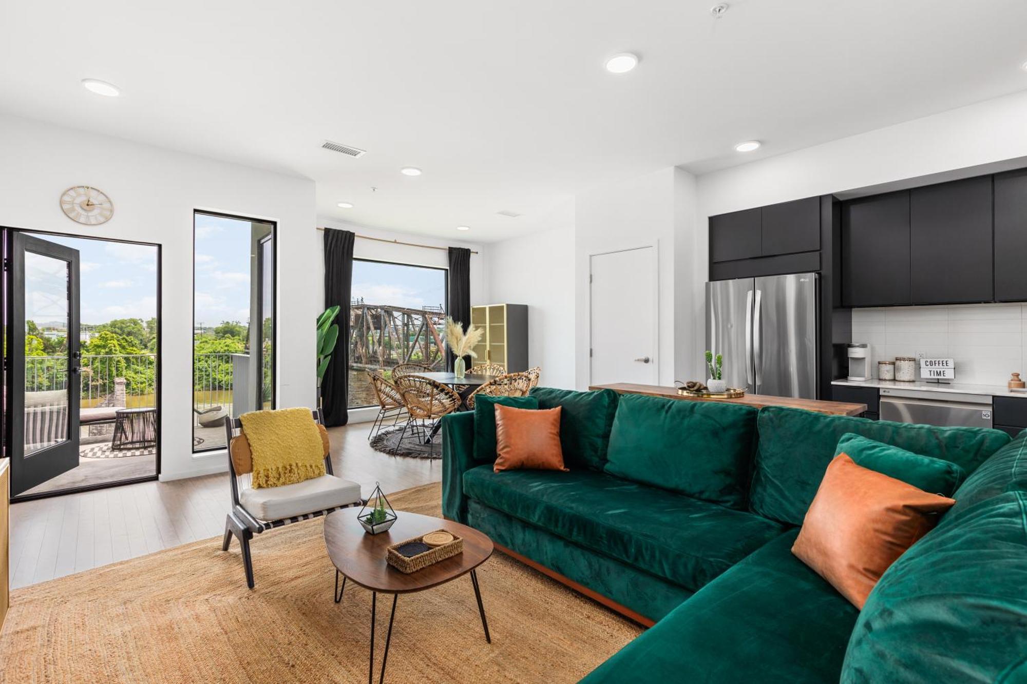 River View High-end With Private Patio And Free Parking