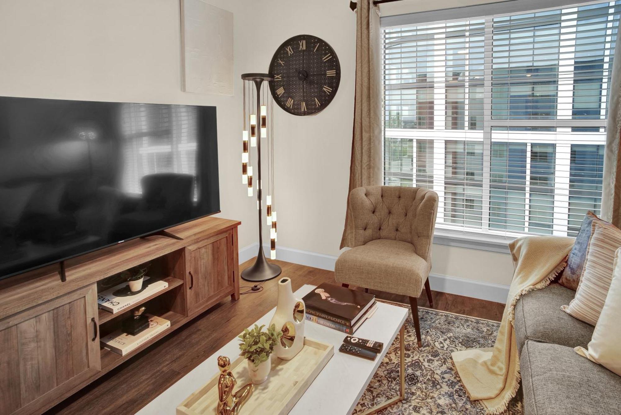 Apartment Spacious With Great Amenities Free Garage Parking *