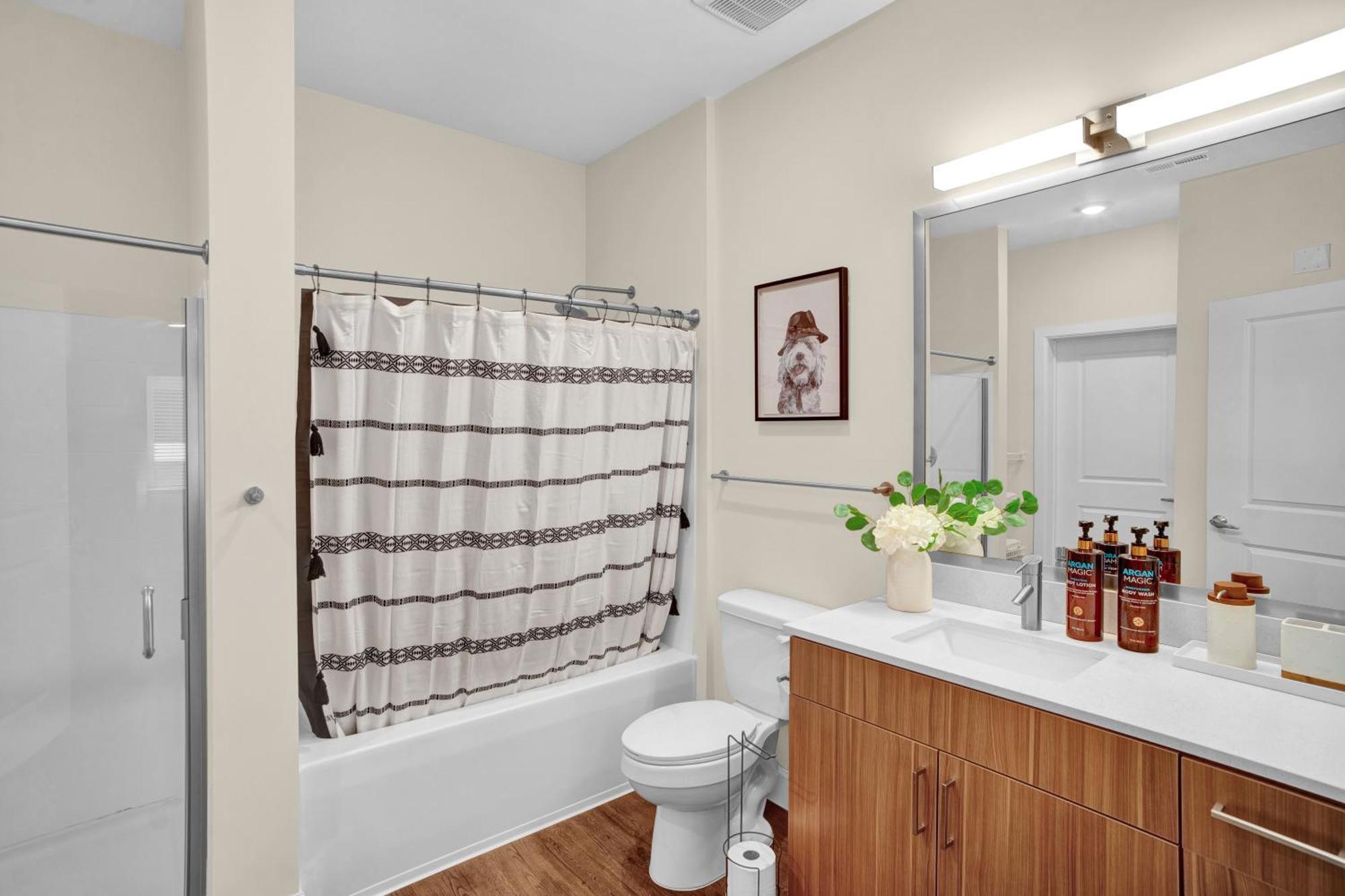 Apartment Chateau De Capri W Pool Gym Free Parking *