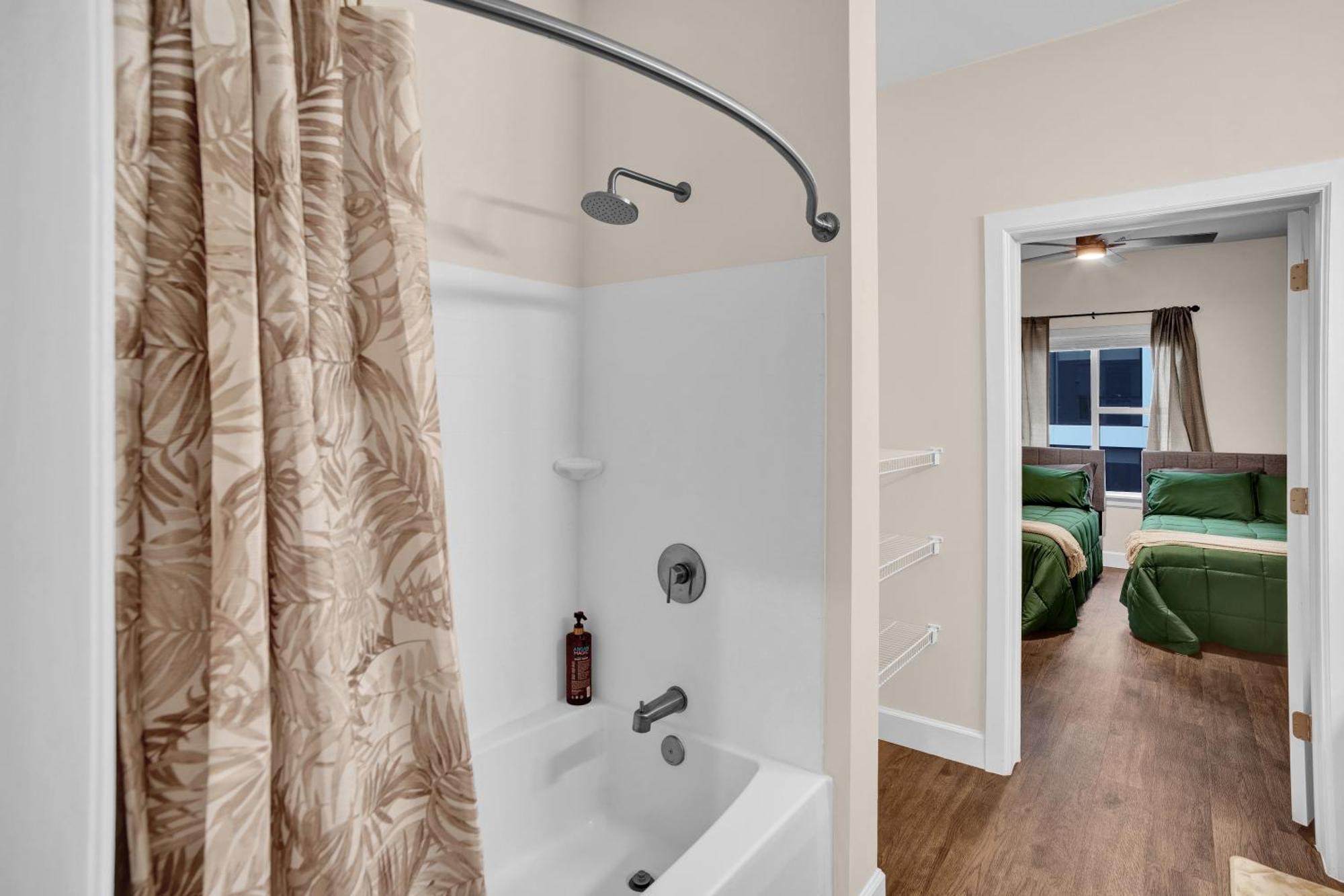 Chateau De Capri W Pool Gym Free Parking Apartment