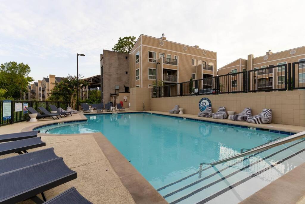Apartment Amazing Pool, Steps 2 Broadway Right On The Riverfront!
