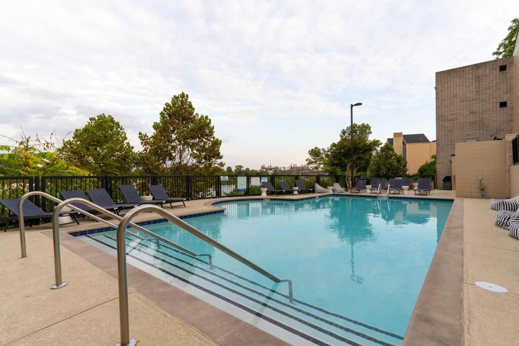 Apartment Amazing Pool, Steps 2 Broadway Right On The Riverfront! Nashville