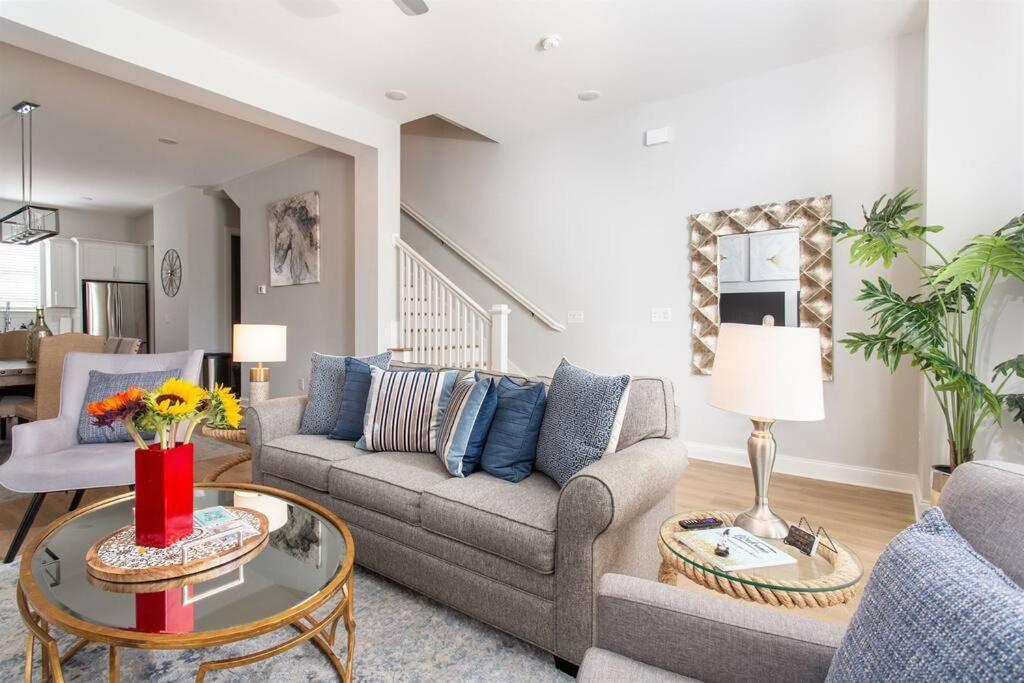 With En-suite Bath, Tv & Blackout Shades Nashville