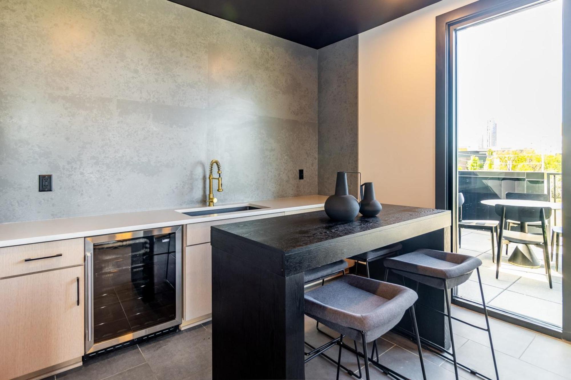 Lindsley By Avantstay Balcony Modern Design A Downtown Location Nashville