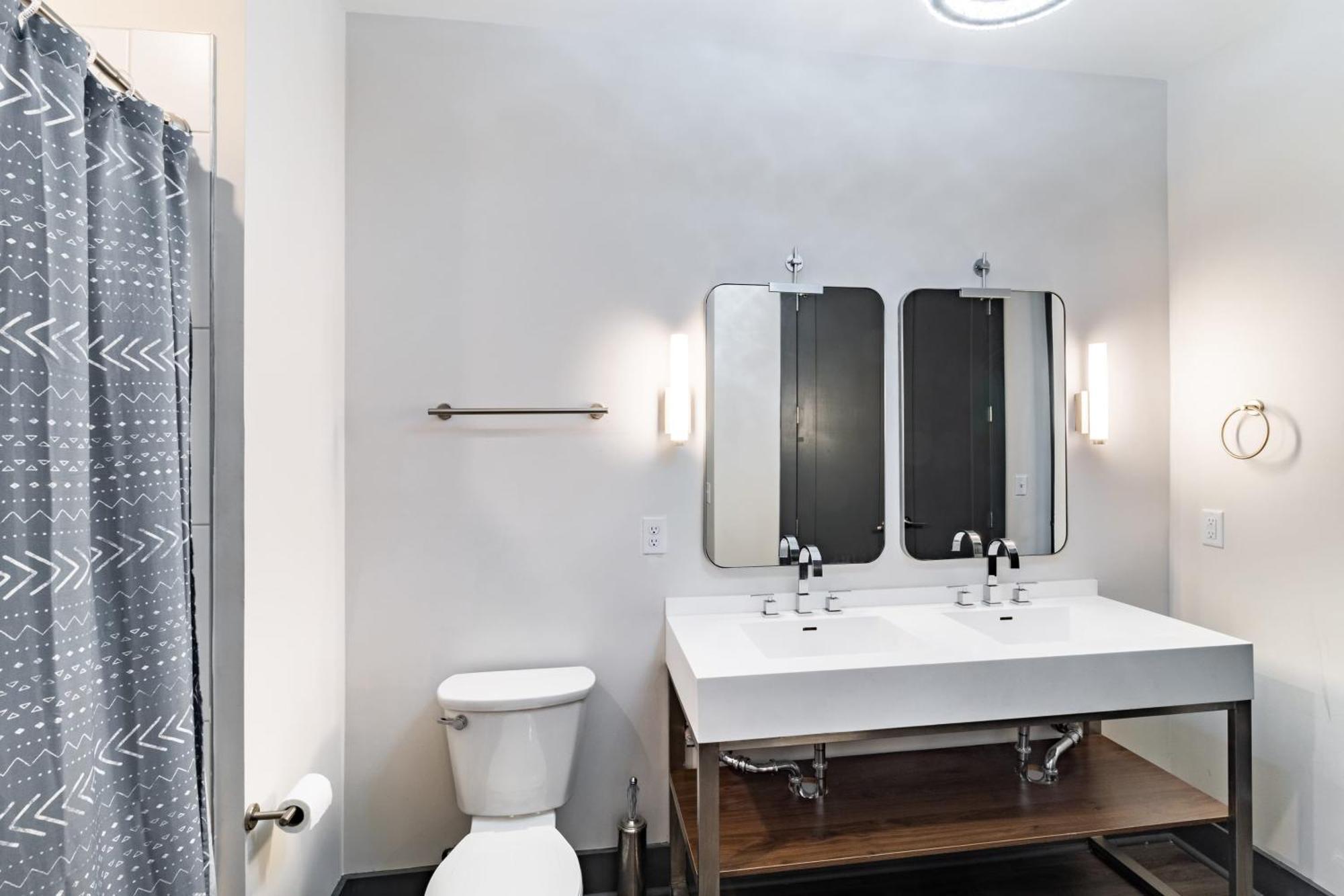 Lindsley By Avantstay Balcony Modern Design A Downtown Location