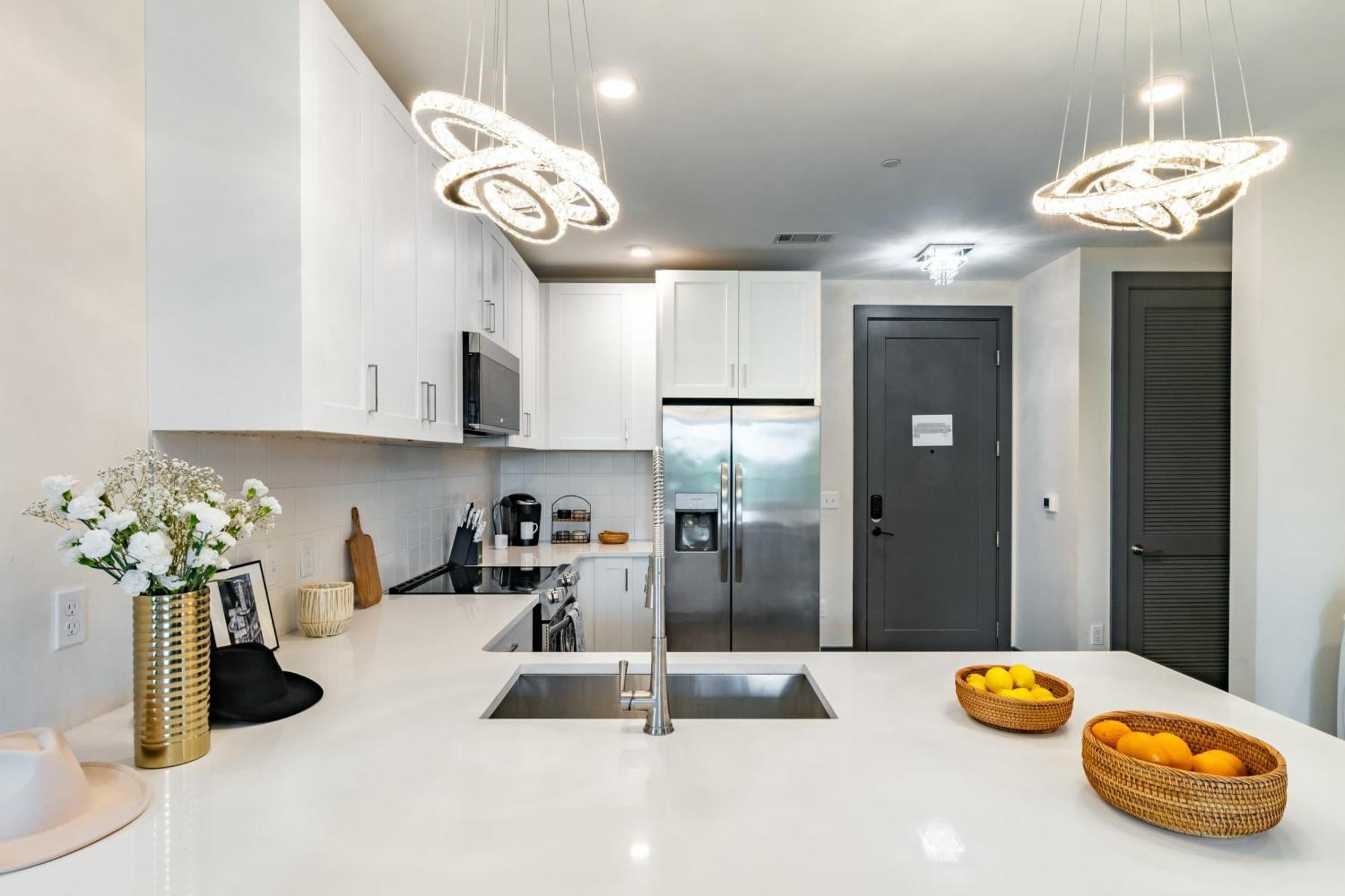 Holiday home Lindsley By Avantstay Balcony Modern Design A Downtown Location *