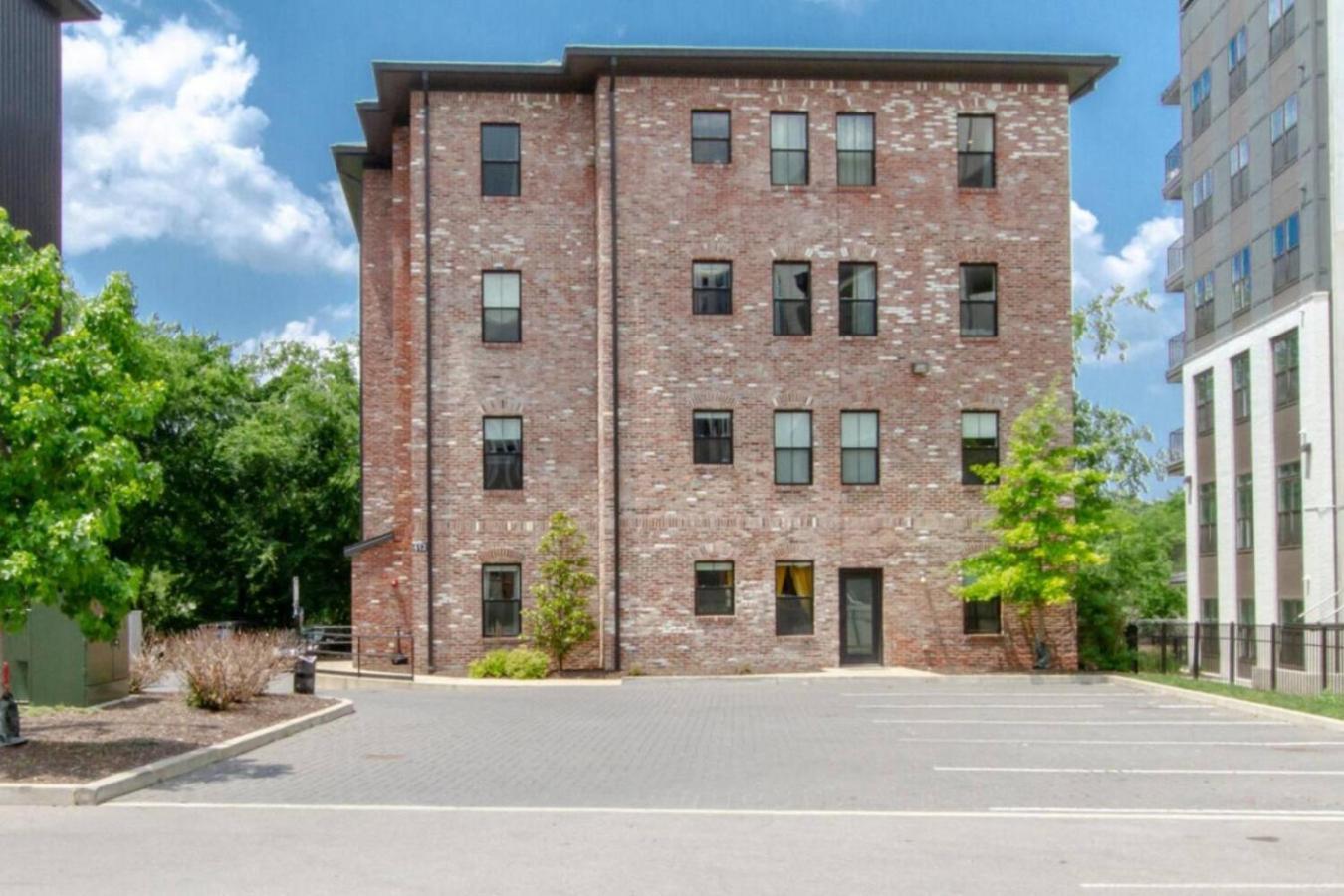 Amazing Amenities And Location - 1 Bedroom Nashville