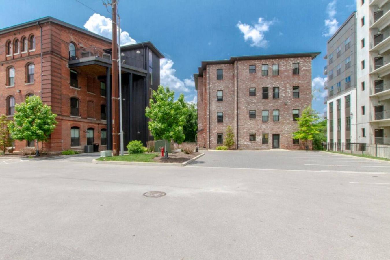 Amazing Amenities And Location - 1 Bedroom *