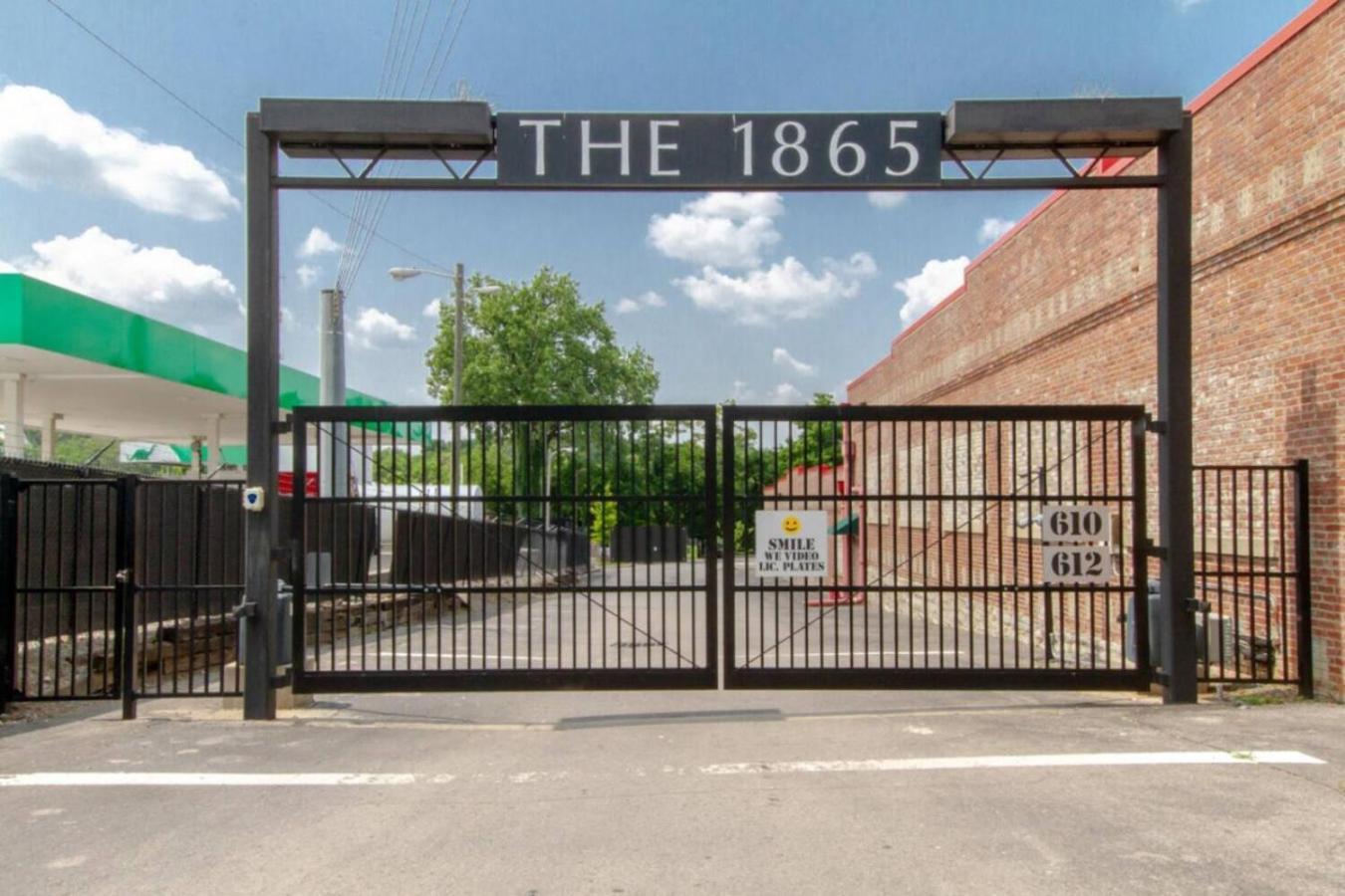 Amazing Amenities And Location - 1 Bedroom Apartment *