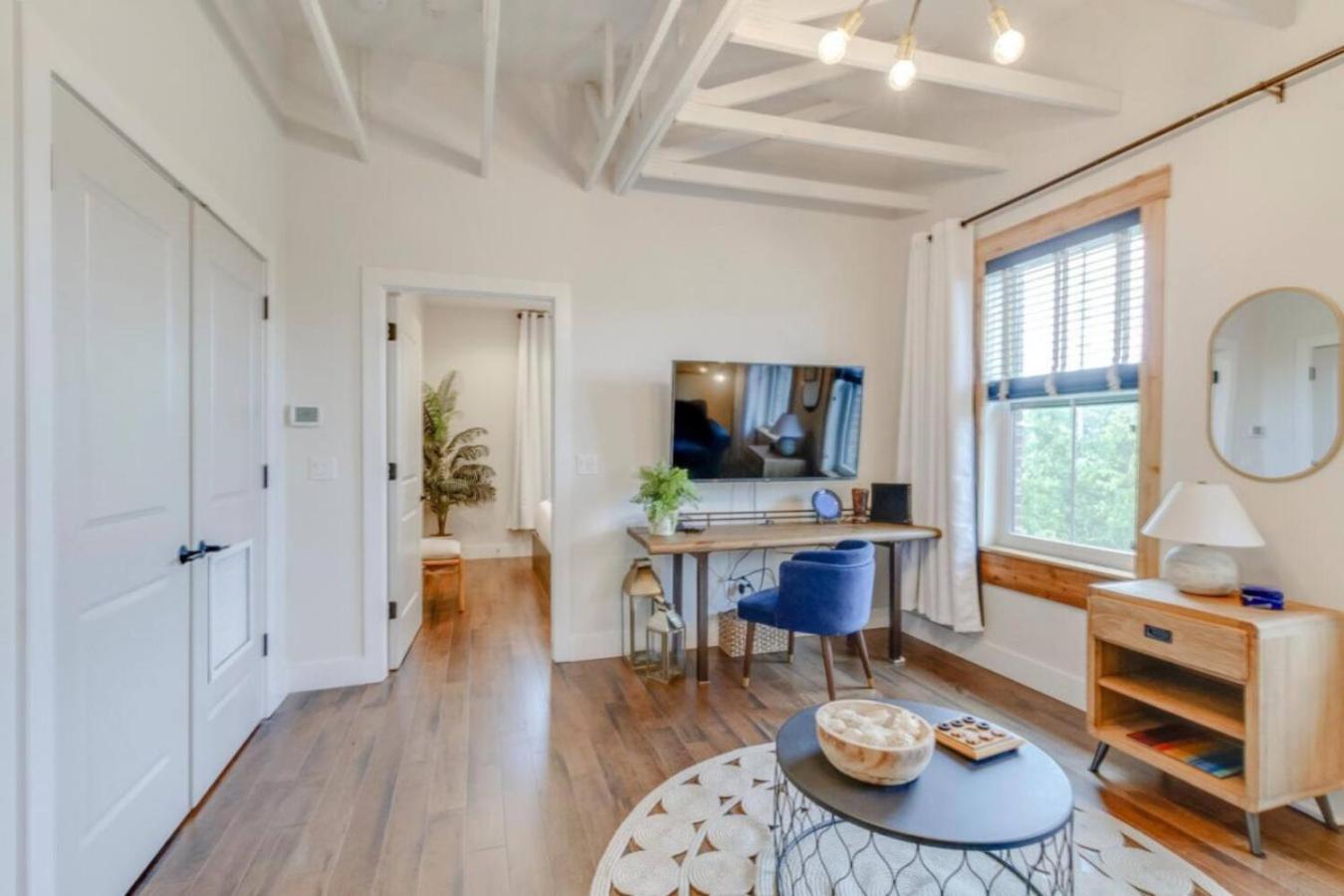 Apartment Amazing Amenities And Location - 1 Bedroom