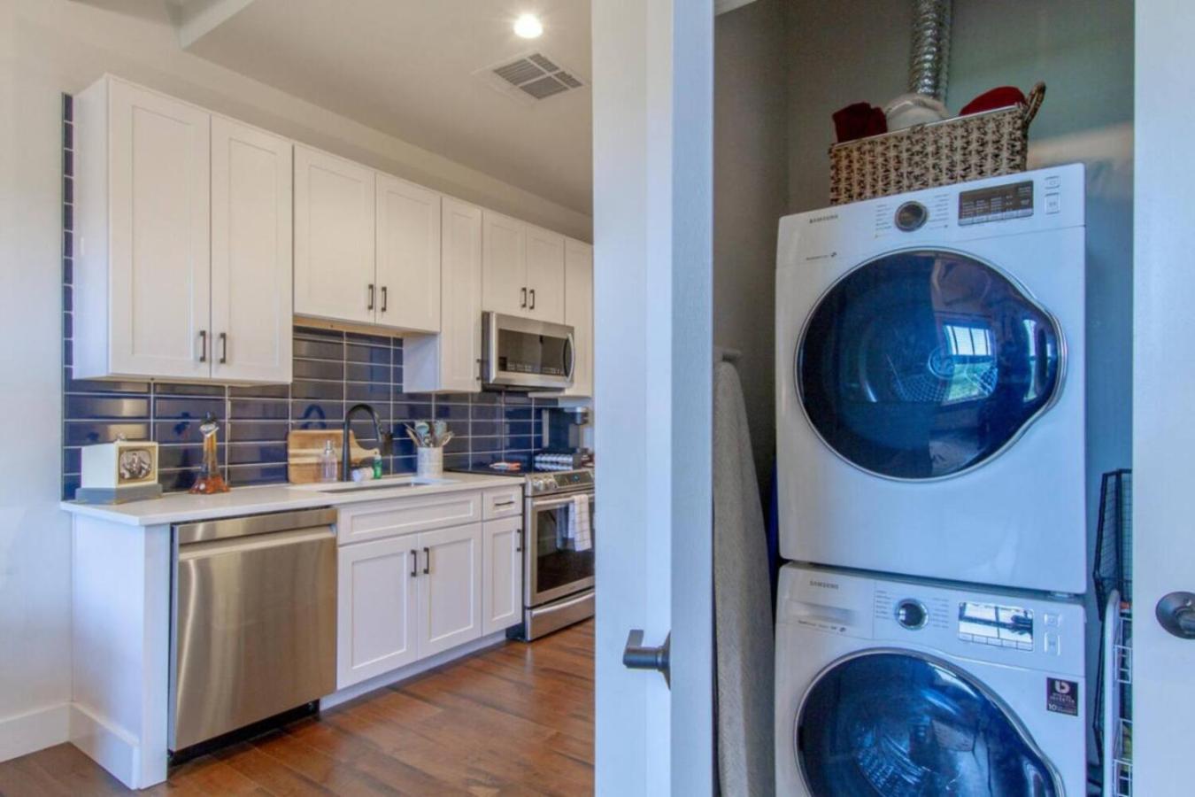 Amazing Amenities And Location - 1 Bedroom *