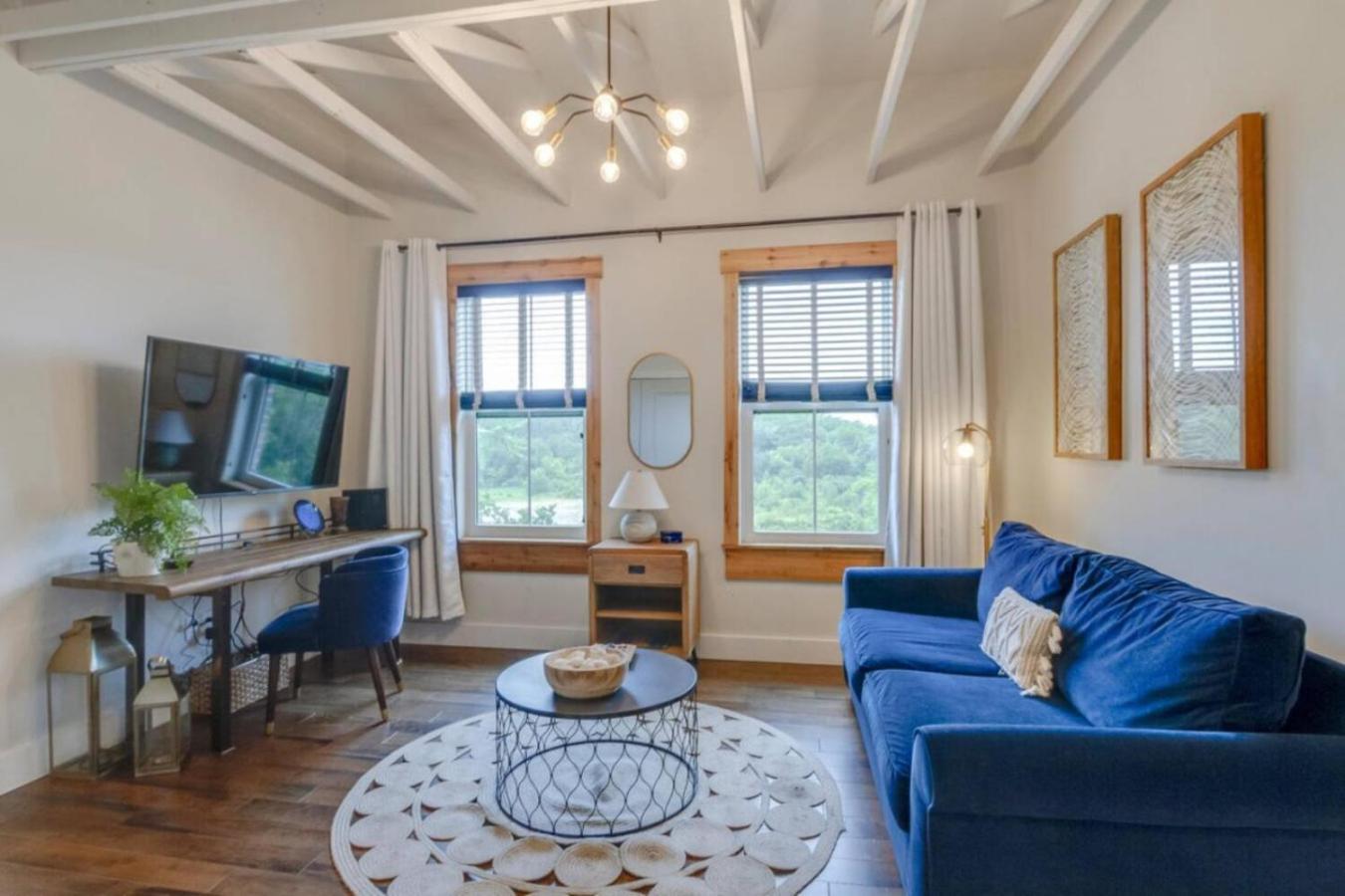 Amazing Amenities And Location - 1 Bedroom *