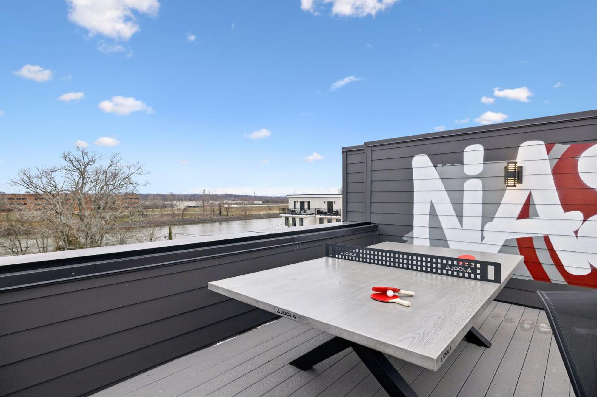 Holiday home Sleek Multi-level Rooftop Views & Pool Table Nashville