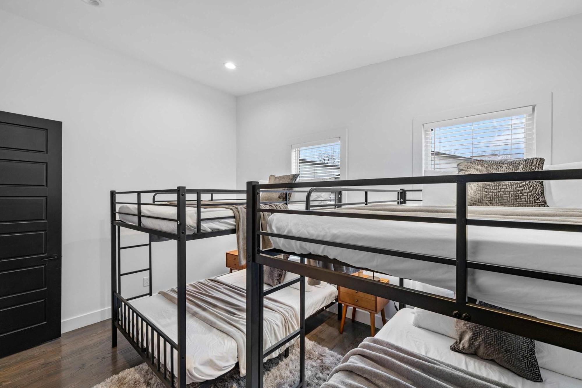 Magnificent 4 Bedroom -w Balcony & Fireplace Holiday home Nashville