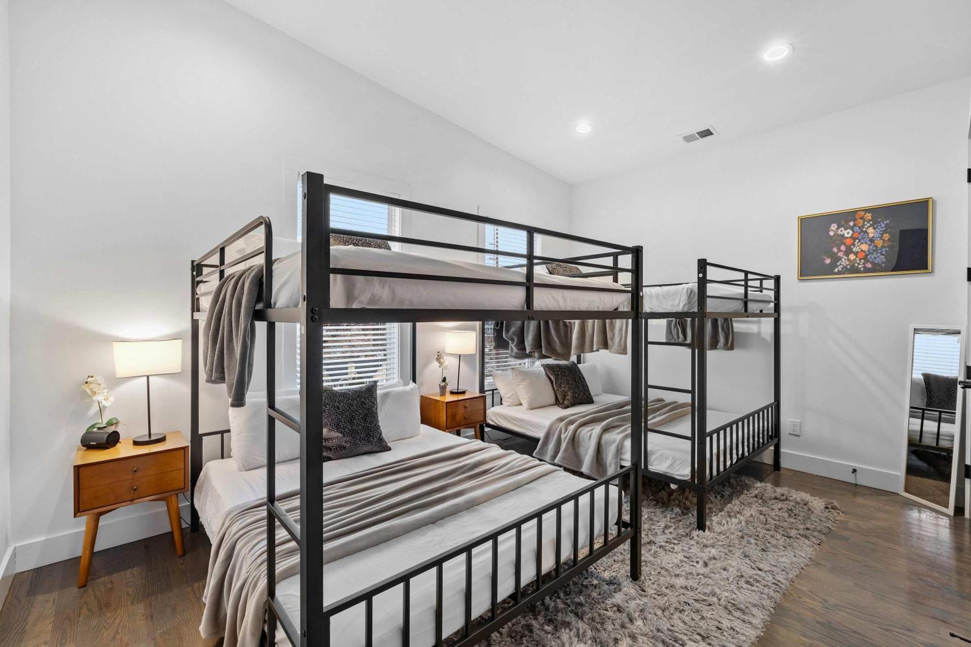 Magnificent 4 Bedroom -w Balcony & Fireplace *