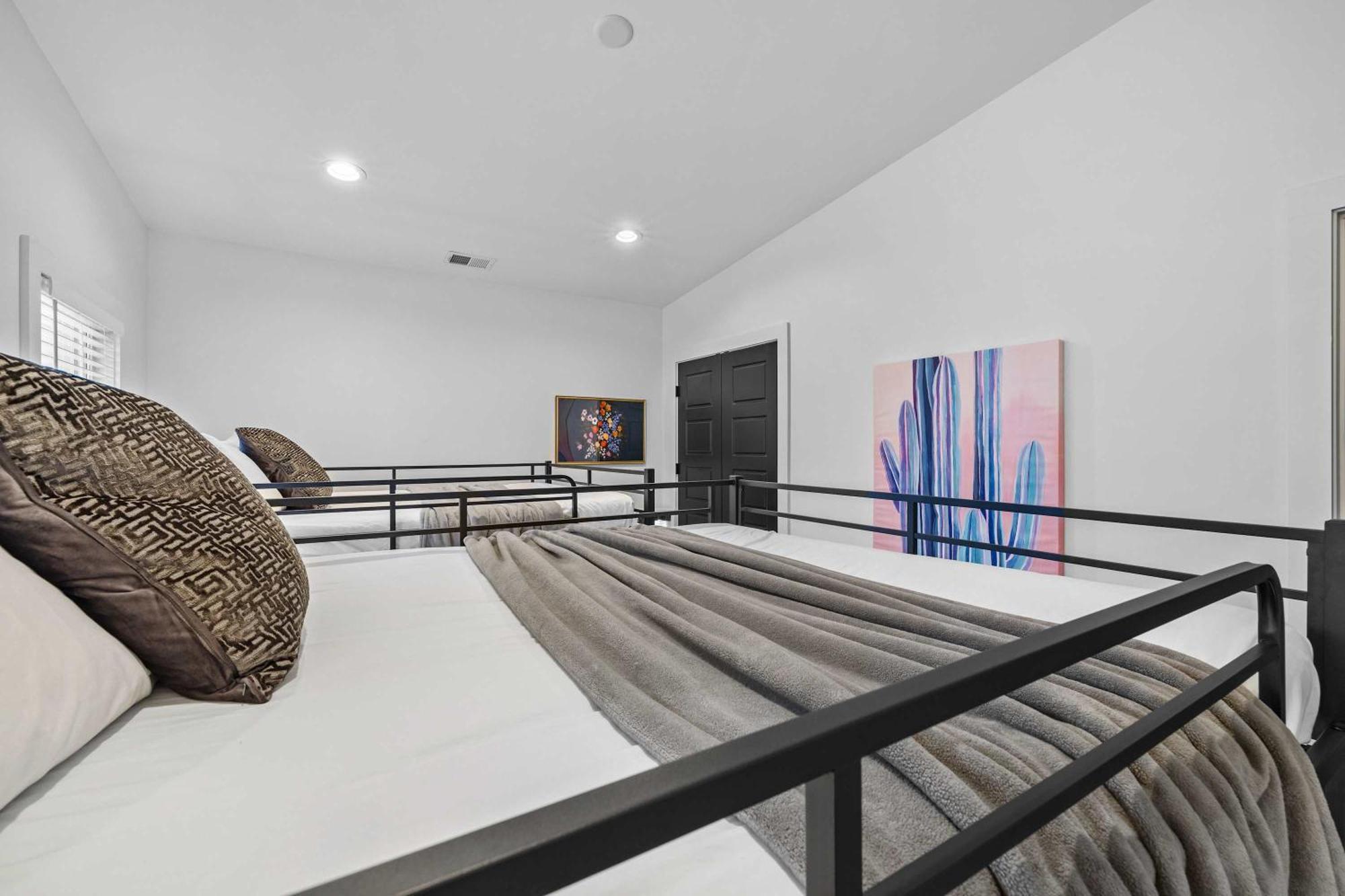 Magnificent 4 Bedroom -w Balcony & Fireplace Holiday home Nashville