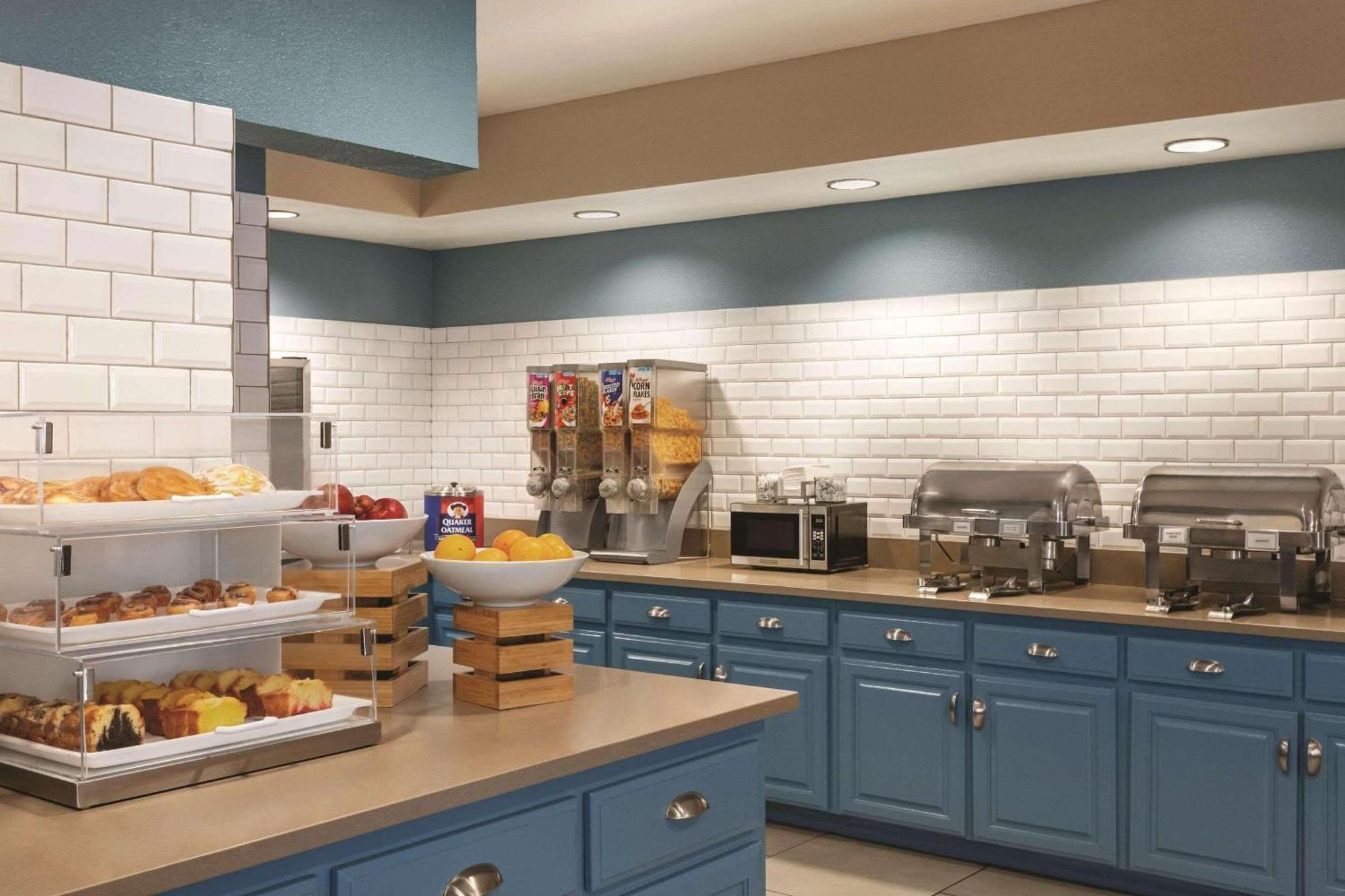 Country & By Radisson, Airport East, Tn Hotel 3*