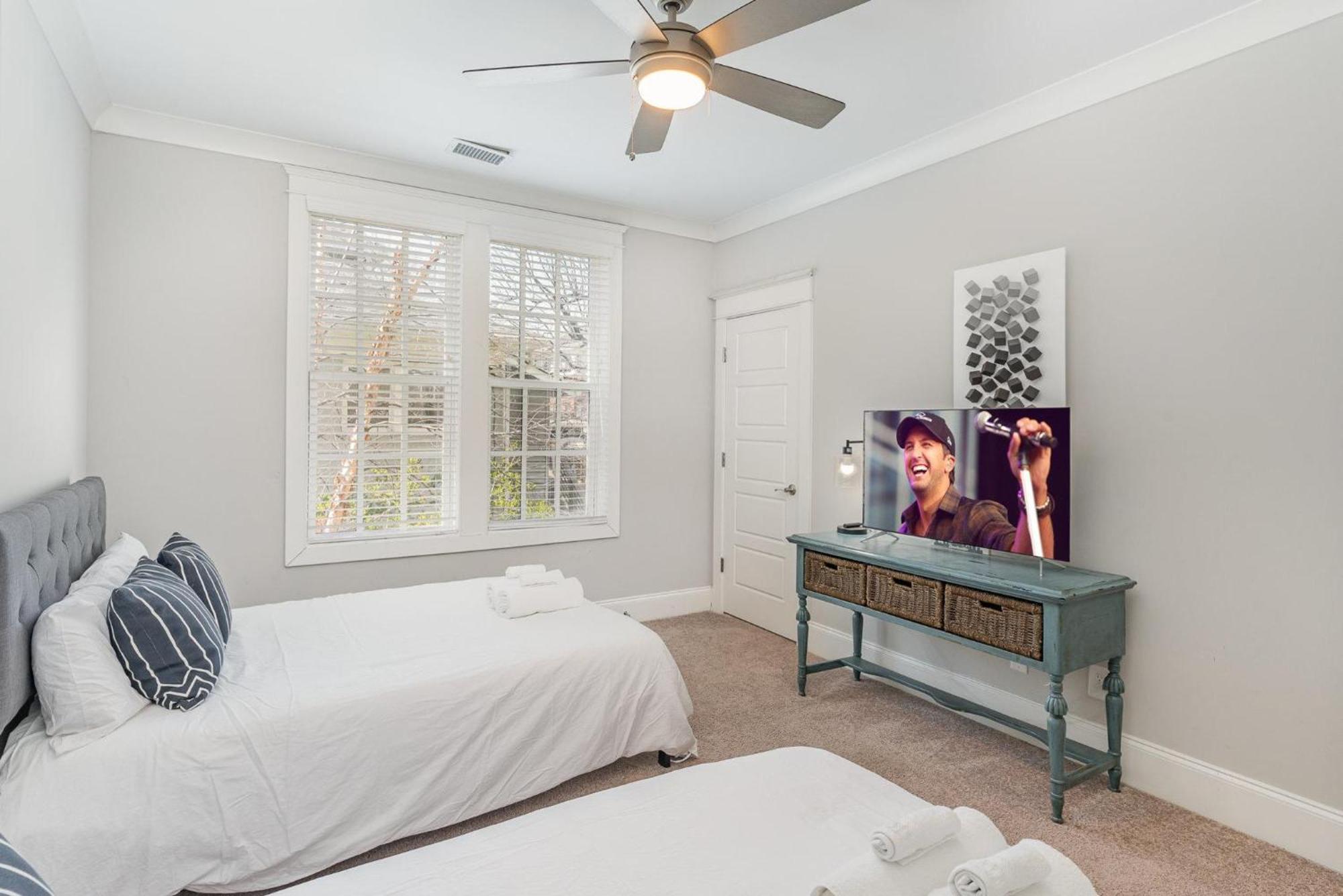 Belwood Duo-2 Units-across Parthenon-mins Broadway Holiday home