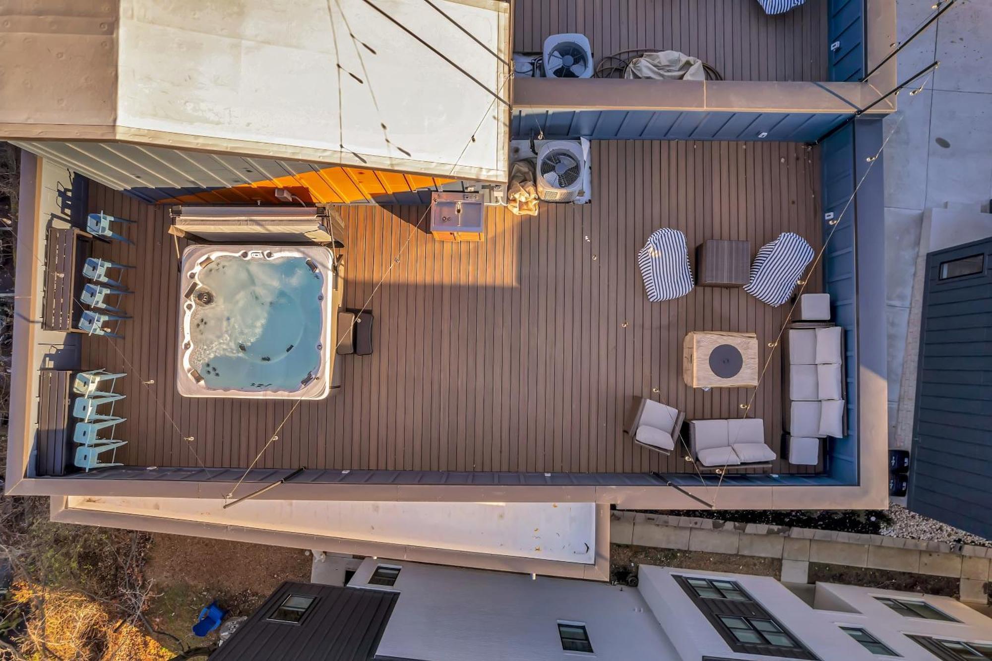 Rooftop Deck Hot Tub & Game In Nashville