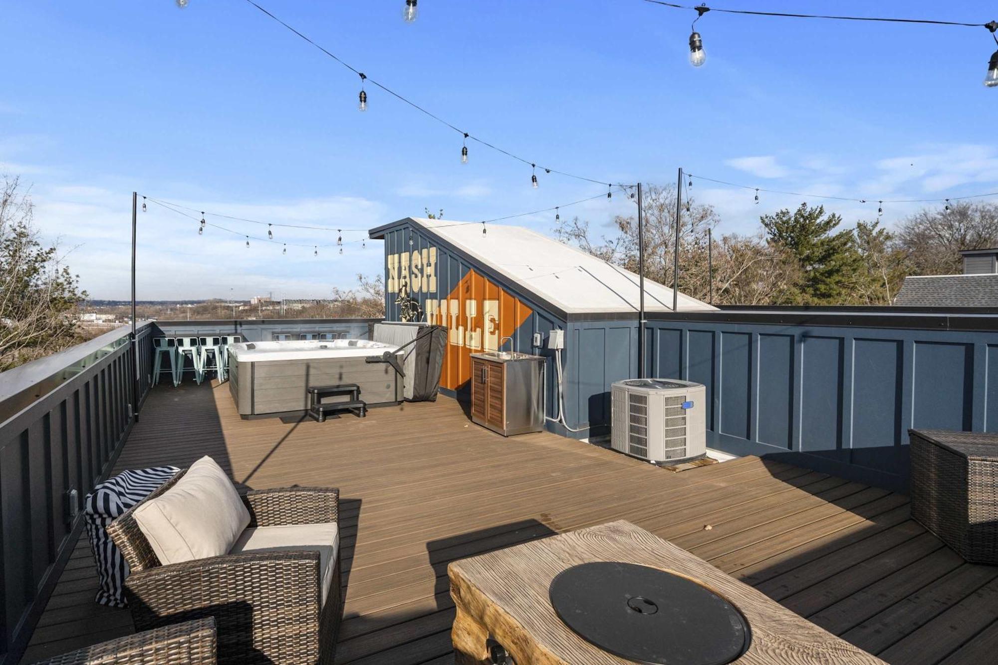 Holiday home Rooftop Deck Hot Tub & Game In *