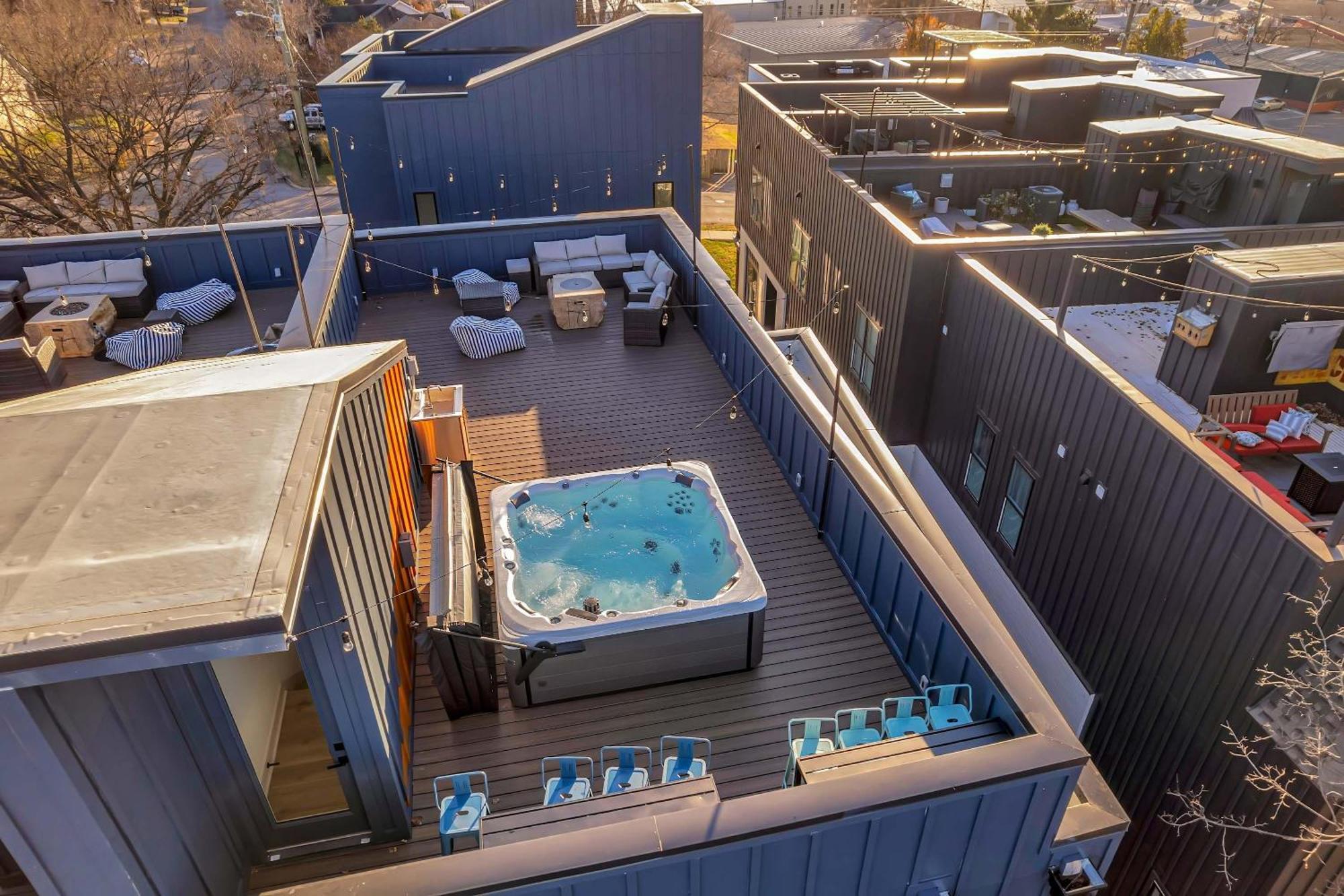 Rooftop Deck Hot Tub & Game In *