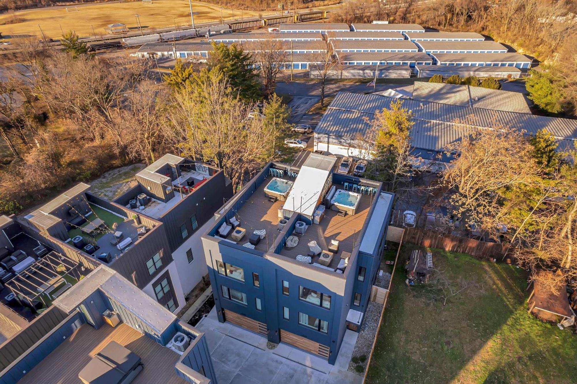 Rooftop Deck Hot Tub & Game In Holiday home Nashville