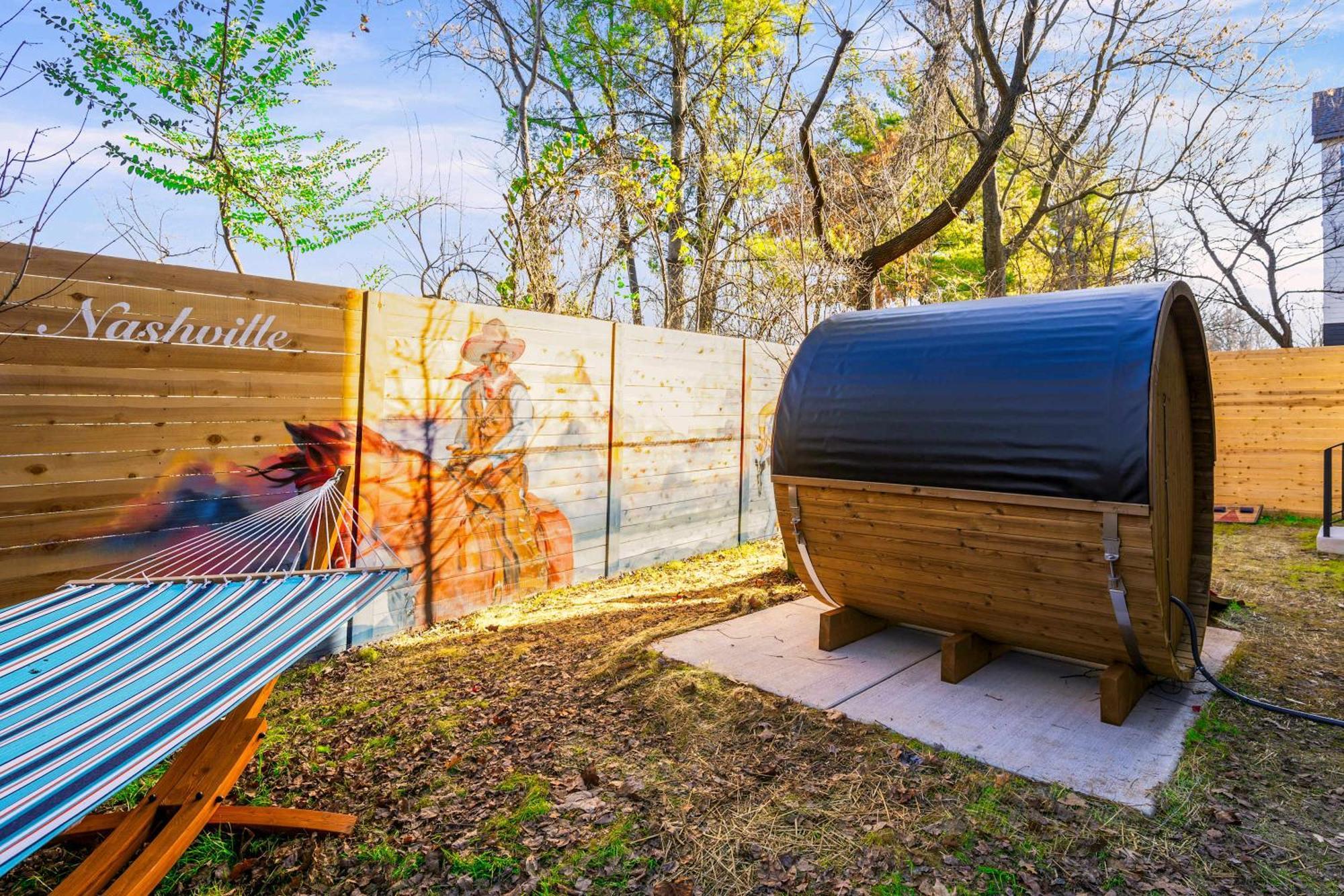 Rooftop Deck Hot Tub & Game In Holiday home Nashville