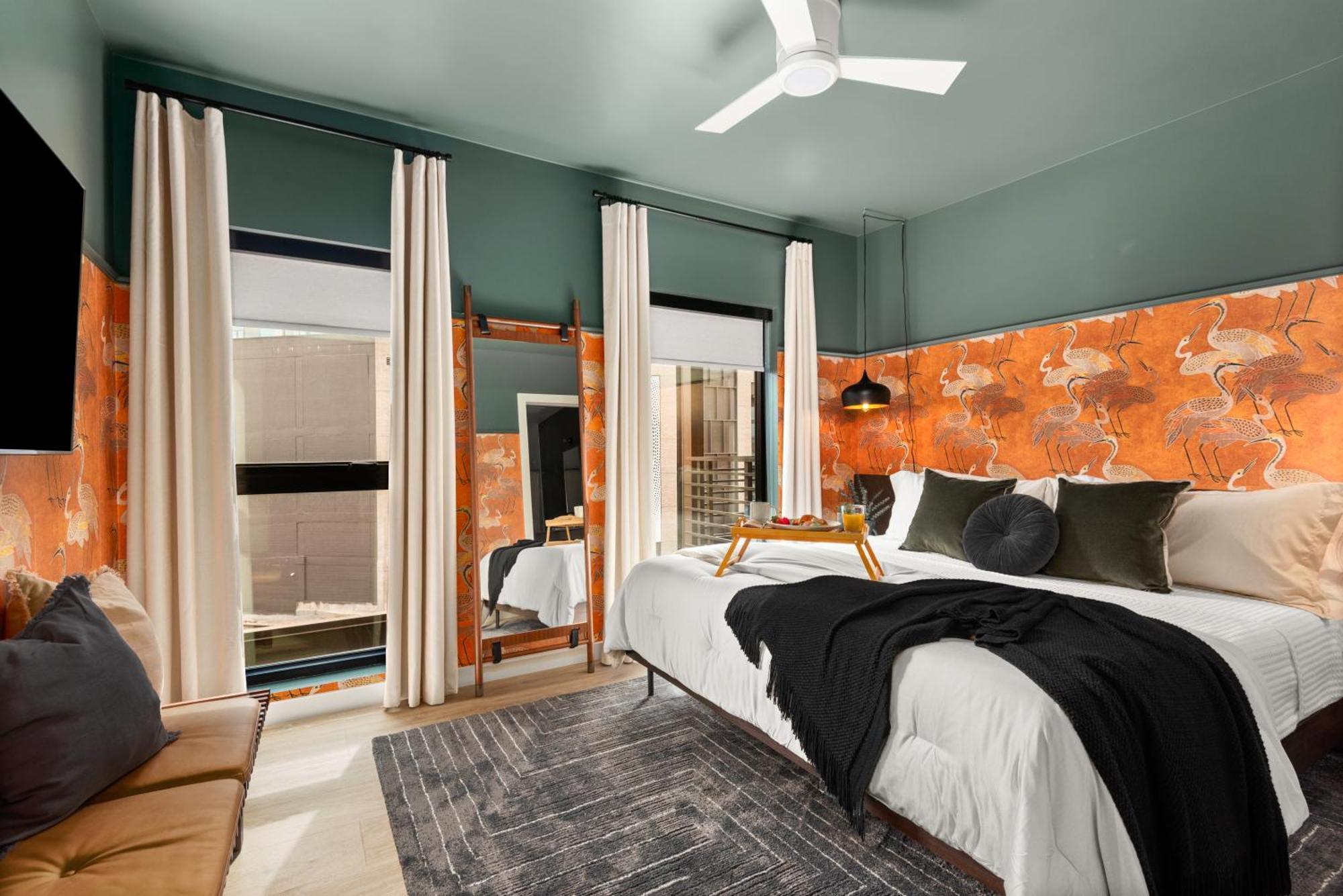 Laylas Retreat With Pool Walk To Broadway Holiday home *