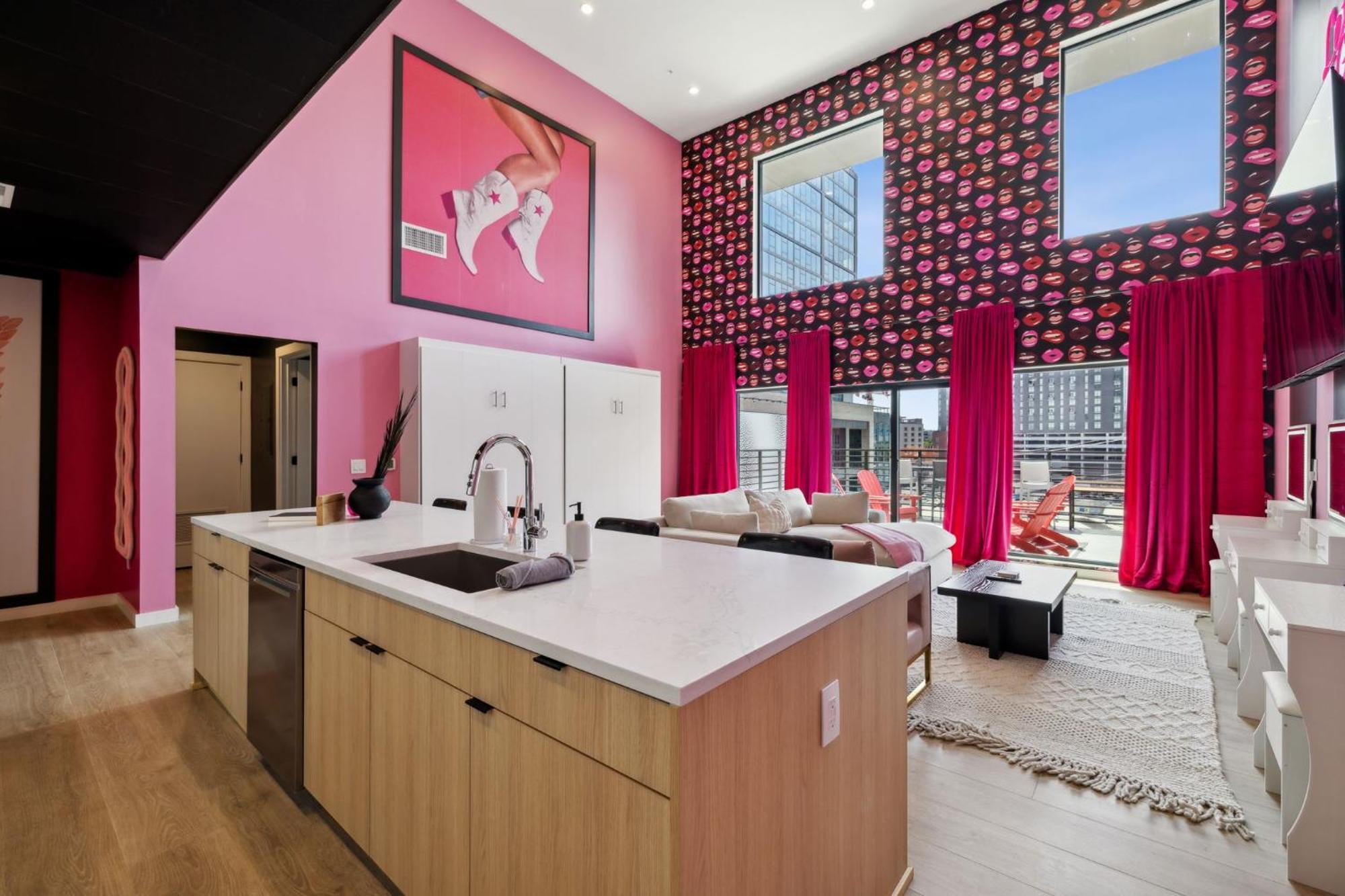 Broadway Girls In Downtown Nash, Walk To Broadway, Pool And Gym Apartment Nashville