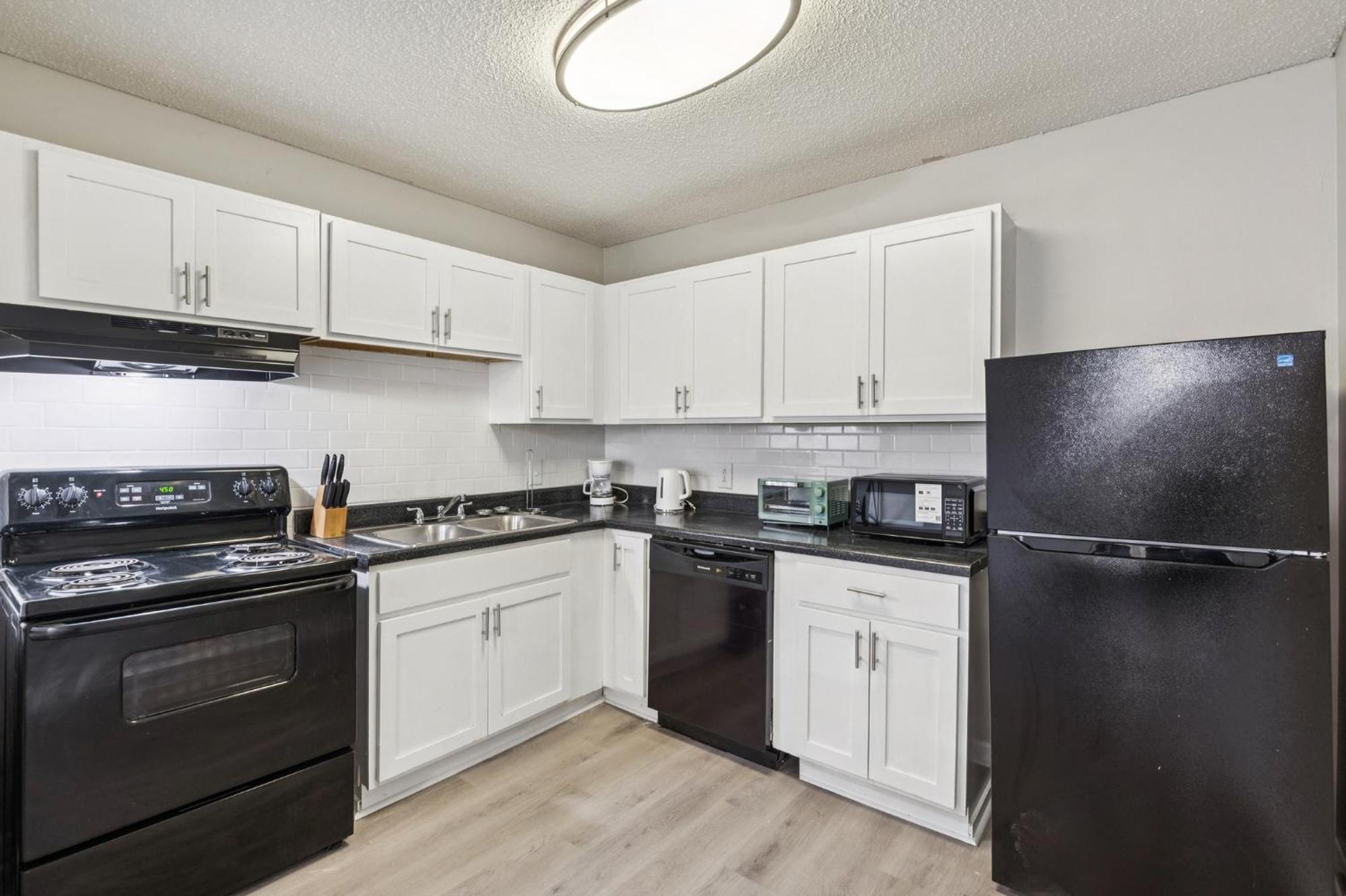 Avery D33 I Spacious 2 Bed 1 Bath *