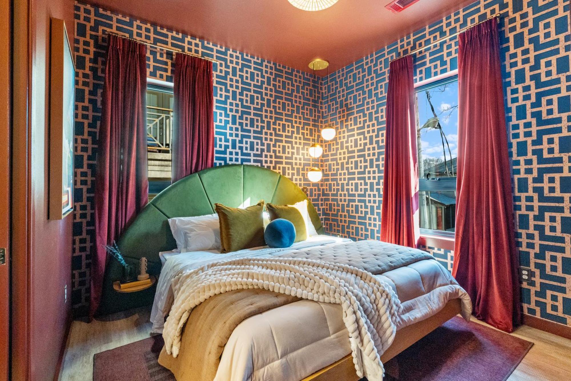 The Crescendo - On Music Row Apartment *