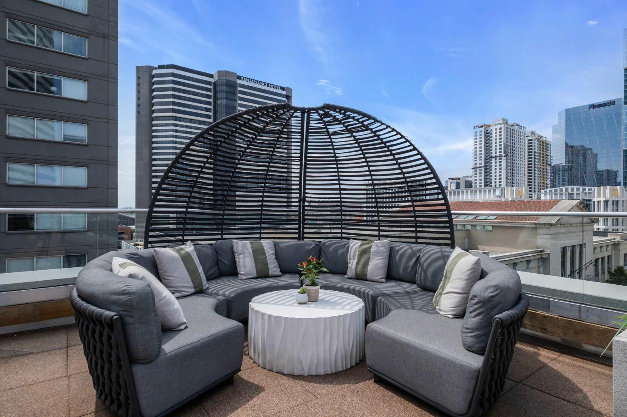 Skyline With Penthouse & Rooftop Deck 6br By Maddox Apartment