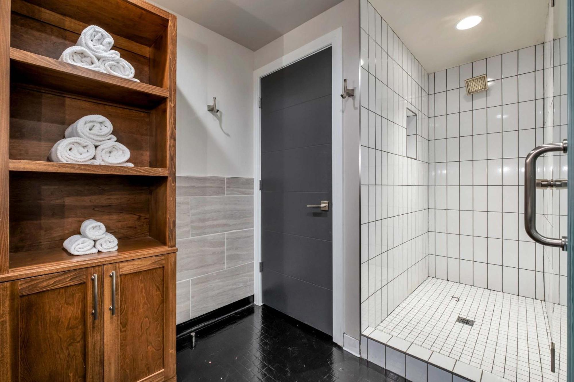 Skyline With Penthouse & Rooftop Deck 6br By Maddox Apartment Nashville