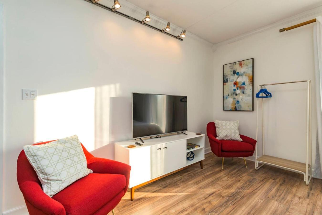 Holiday home Two On Music Row That Sleeps 14 With Pool And Parking *