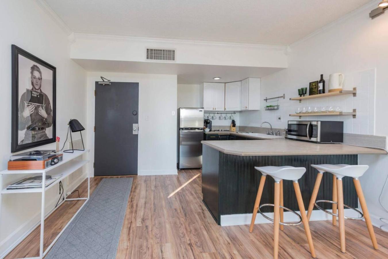 Holiday home Two On Music Row That Sleeps 14 With Pool And Parking