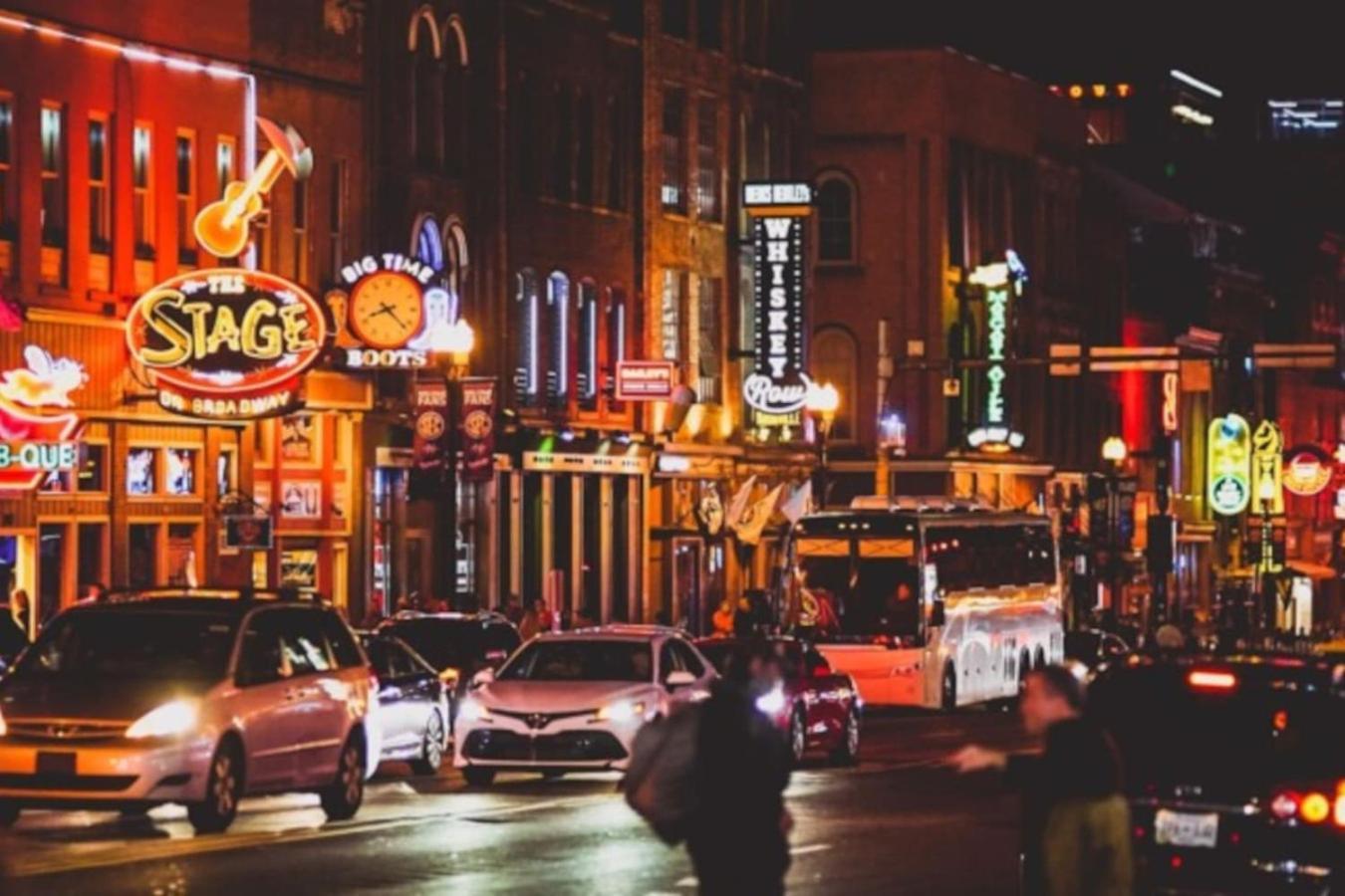 Two On Music Row That Sleeps 14 With Pool And Parking Holiday home *