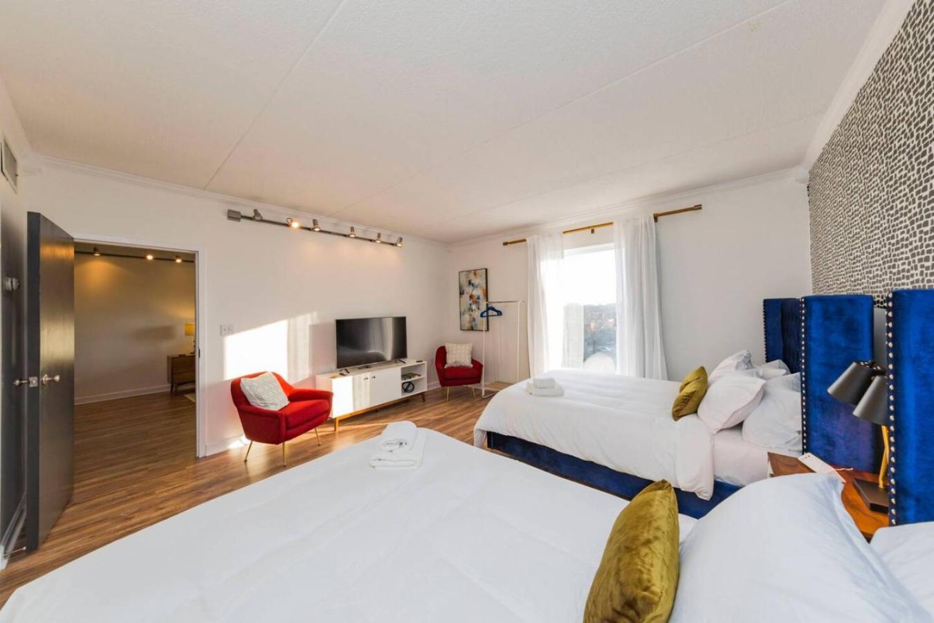 Holiday home Two On Music Row That Sleeps 14 With Pool And Parking *